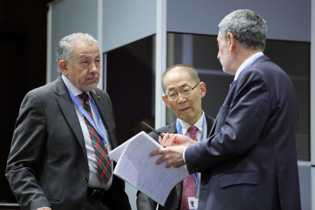 IPCC Secretary Abdalah Mokssit, IPCC Chair Hoesung Lee, and José Romero, Head, Synthesis Report Technical Support Unit 