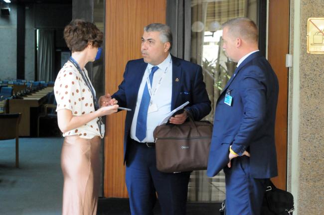 Informal discussions between sessions