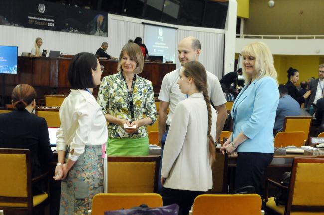 Lily (Xiangxin) Xu, Shanghai Jiao Tong University (SJTU), in consultations with delegates from the Russian Federation