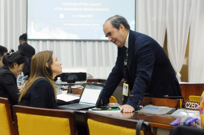 Gina Guillén Grillo, Costa Rica, and ISA-28 Council President Juan José González Mijares, Mexico