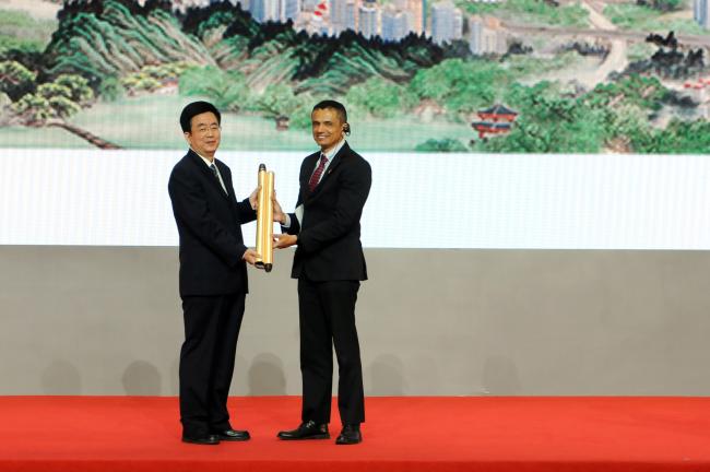 Mao Youfeng, Deputy Commissioner, National Bureau of Statistics, China, and Leonardo Trujillo Oyala, National Statistical Office, Colombia
