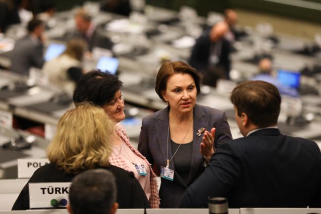 Delegates speak informally