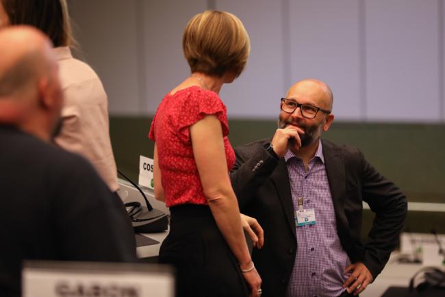 Andrea Volpato, Vanuatu, speaks with a delegate