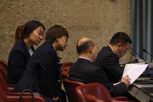 Delegates from China consult