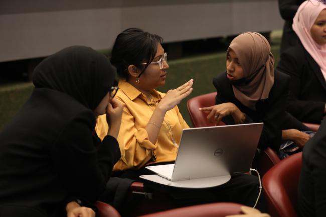 Delegates from the Maldives consult