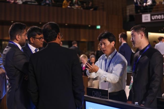 Delegates from China, India and Saudi Arabia consult