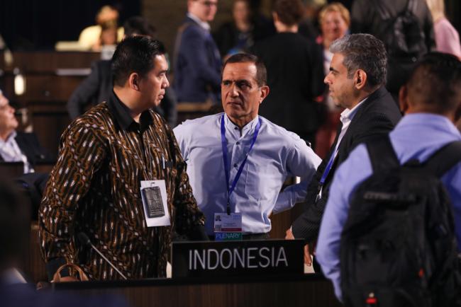 Delegates from Indonesia, Iran and Saudi Arabia consult