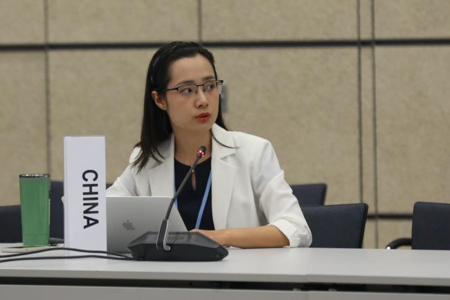 Delegates from China and New Zealand ask the presenters questions