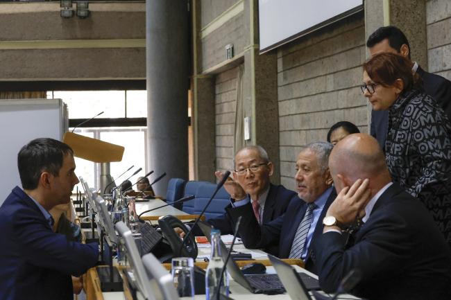 Delegates from EU consulting with IPCC Secretary Abdalah Mokssit