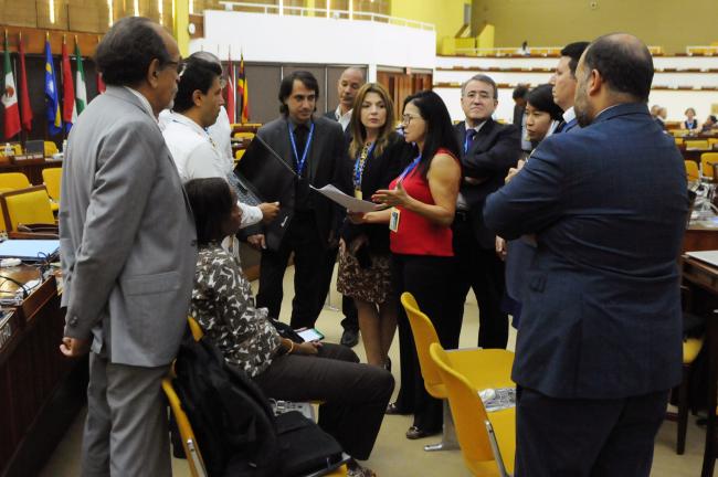 Huddle between Council members from the Latin America region