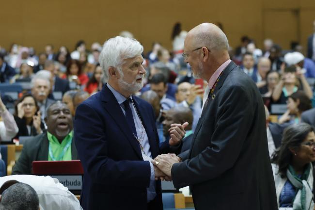 Jean-Pascal van Ypersele congratulating Jim Skea for his election as IPCC Chair 