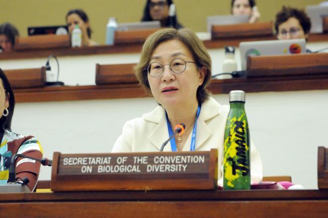 Jihyun Lee, Secretariat of the Convention on Biological Diversity (CBD), with Chinese delegates