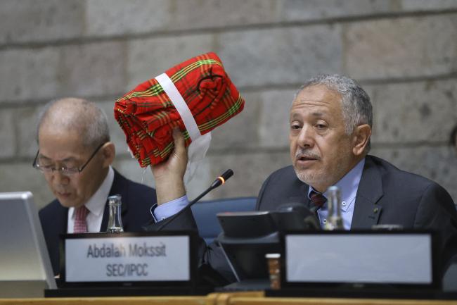 The IPCC Secretariat gifted a Maasai blanket to all the delegates.