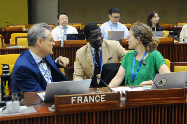 Tidiani Couma, Monaco, discusses with Olivier Guyonvarch and Caroline Krajka, France