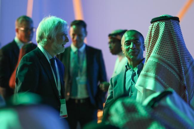 Jim Skea, IPCC Chair (L), speaks with delegates