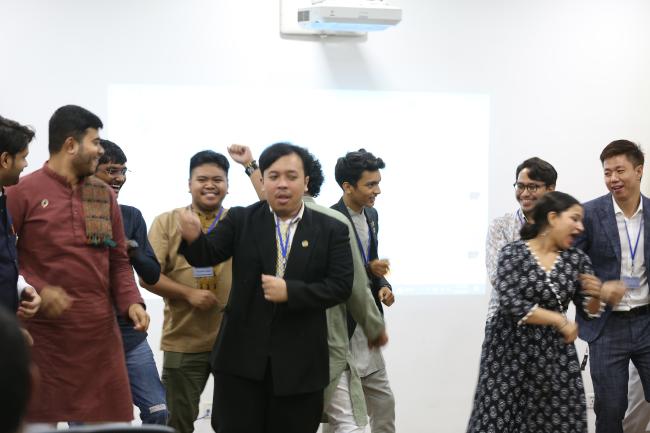 Youth participants performed the Gangnam dance in  Sri Lankan style 