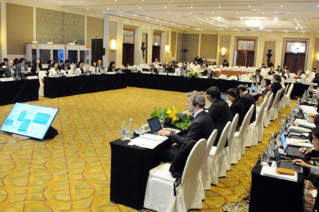 Delegates listen to the presentation by Jorge Malleux Orjeda, Peru