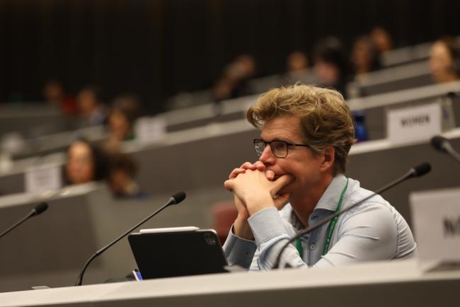 Delegate listens during session