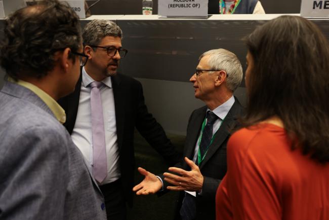 David Cooper, CBD Acting Executive Secretary, consults with delegates from Brazil