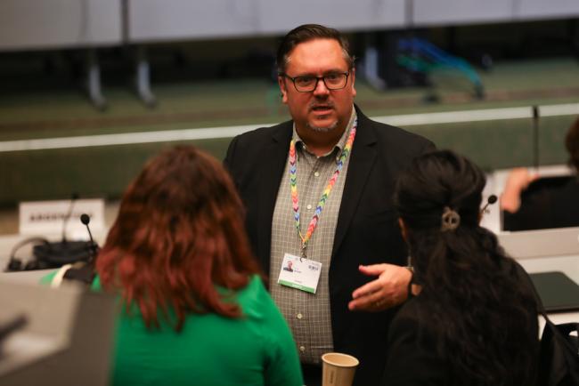 Delegates from Canada and Chile consult