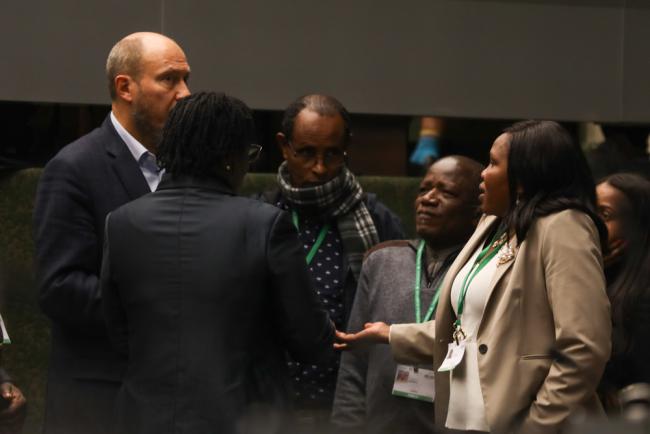 Delegates from the African Group consult with the Russian Federation