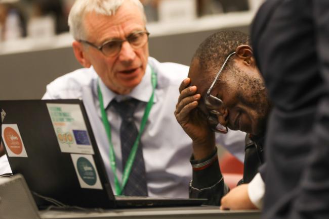 David Cooper, CBD Acting Executive Secretary, consults with Daniel Mukubi Kikuni, Democratic Republic of the Congo