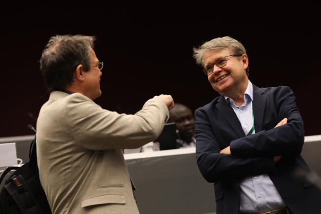 Dan Leskien, Food and Agriculture Organization of the UN (FAO) (right), speaks with a delegate