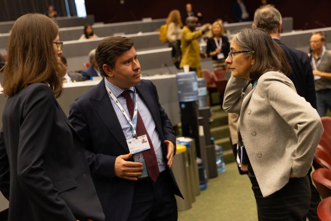 Delegates from Russia and Canada consult