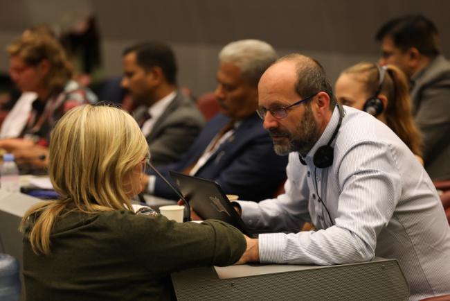 Vanesa Patricia Tossenberger, Argentina, consults with Levente Kőrösi, Hungary