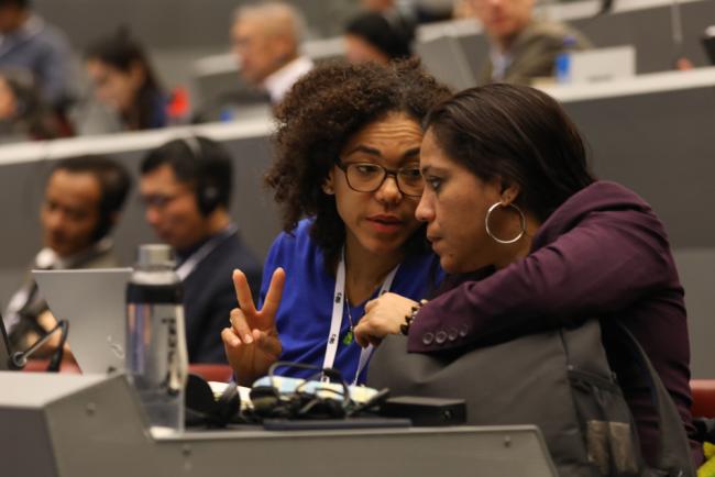 Delegates from Panama consult