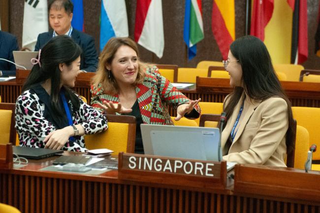 Jessie Lim and Ischelle Koo, Singapore, with Marie Bourrel-McKinnon, ISA Secretariat