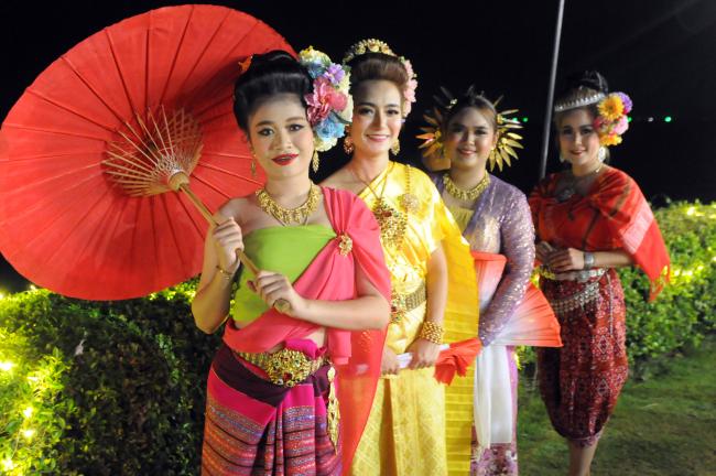 Thai dancers