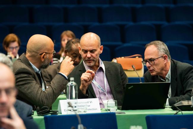 Alissio Satta, WWF with Nicolas Entrup and Carlos Bravo Villa, Oceancare in discussions before the evening session