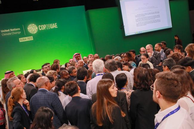 A huddle during a contact group on the Global Stocktake