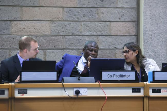 Sam Adu-Kumi, Ghana, Co-Facilitator of Contact Group 1, consults with members of the Secretariat 