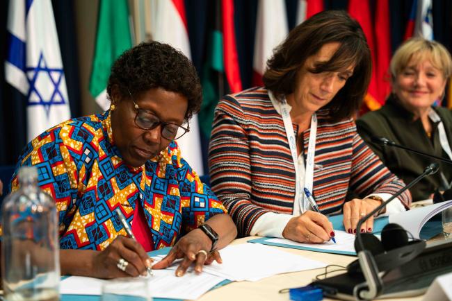 Elizabeth Maruma Mrema, Deputy Executive Director of UNEP and Susana Salvador, Agreement on the Conservation of Cetaceans of the Black Sea, Mediterranean Sea and contiguous Atlantis area (ACCOBAMS) signing a Memorandum of Understanding 