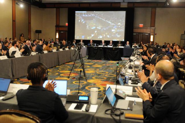 The dais applaud the contributions of Spain following the announcement made by Hugo A. Morán Fernández, Secretary of State for the Environment, Spain