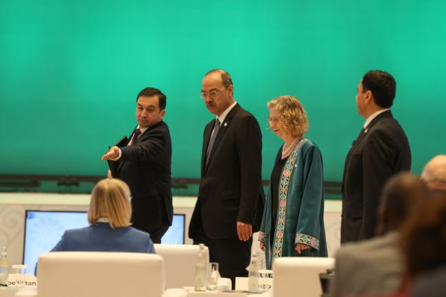 Abdulla Aripov, Prime Minister of Uzbekistan, arrives in plenary with Inger Andersen, Executive Director, UNEP