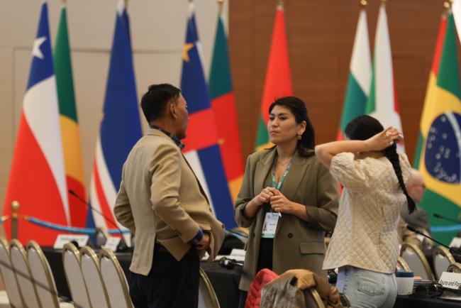 Delegates speak informally