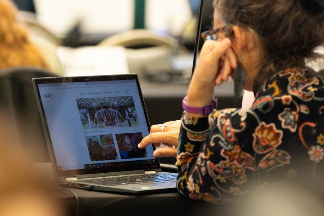 Delegates visit the ENB website to view photos of the day