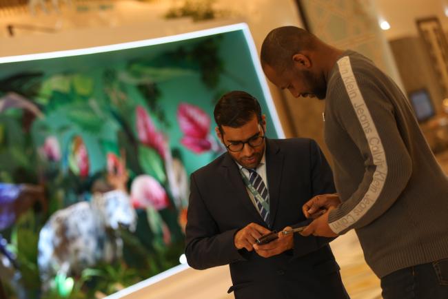 Mohammed Alshamlan, Saudi Arabia, speaks with a delegate