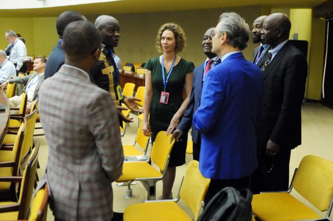 Huddle between members of the African Group, the Commonwealth Secretariat, and France
