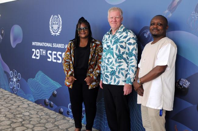 Michael Lodge, ISA Secretary-General, and delegates from Ghana