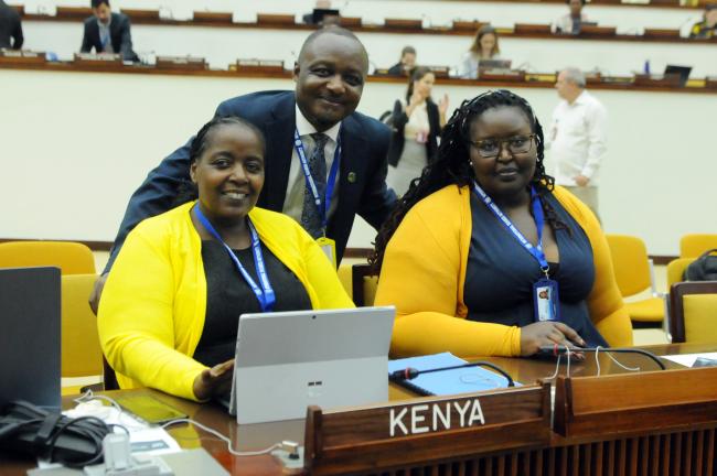 Solomon Korbieh, Ghana, with Kenyan delegates