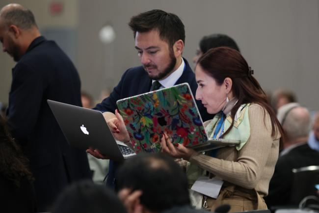 Delegates from Ecuador consult