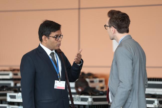 Satyendra Kumar, India, speaks with Subgroup 1.2 Co-Facilitator Erlend Draget, Norway
