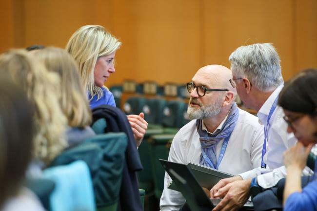 Alwin Kopše, incoming Chairperson of GB 11, consulting with delegates from Europe