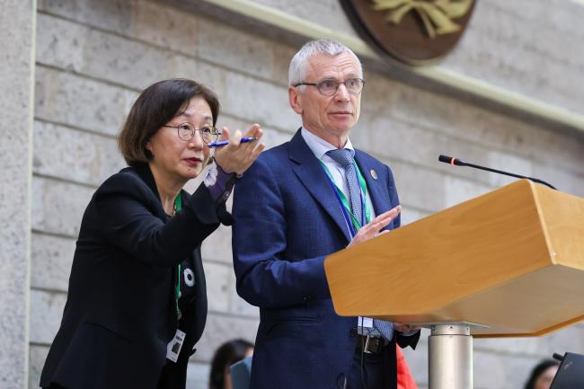 Jihyun Lee, Meeting Secretary, with David Cooper, Acting Executive Secretary, CBD
