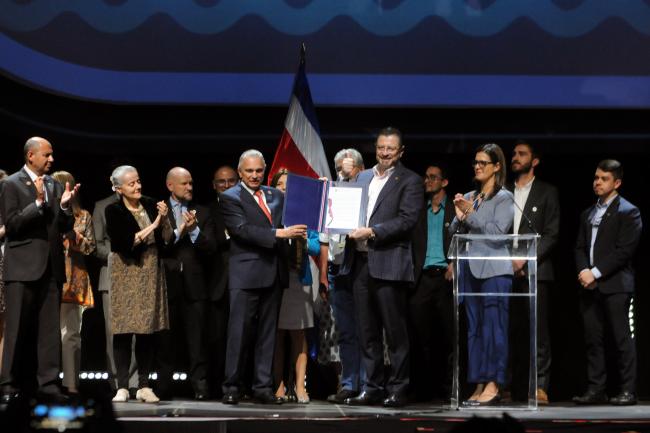 Arnoldo André Tinoco, Minister for Foreign Affairs and Worship, Costa Rica, hands over the Declaration of the Peace for the Ocean to President Rodrigo Chaves Robles, Costa Rica