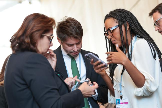 Delegates from Brazil discuss the text